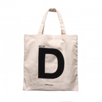 大きく施された「D」の文字が特徴的なキャンバス地のトートバッグ（9,000円）