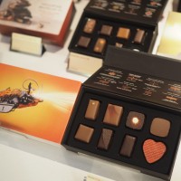 「MONSTER CACAO -BONBON CHOCOLATE ASSORTED-」のMONSTER CACAO 1号（写真手前）は税込2,916円
