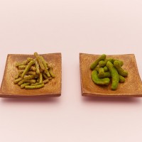 日本茶菓SANOAHの「煎茶梅ざらめ」（左）と「染めしょこら 抹茶」（右）