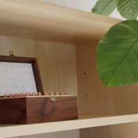 バッチ博士考案の「バッチフラワーレメディー」が収められた木製ボックス