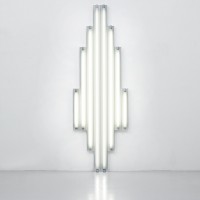 「“Monument” for V. Tatlin」(1970年) 8本の白色直管蛍光灯 244 x 82 x 12 cm Courtesy Fondation Louis Vuitton