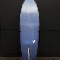 徳島県の永原レキ氏による「空海藍Sufboard」
