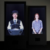 牛込陽介（Takram）の「Omotenashi Mask」、2020年東京オリンピックに向けタクシー運転手と外国人観光客を顔交換アルゴリズムとテキスト読み上げ機能を使って「おもてなし」の可能性を探った作品