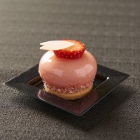 「桜と苺のムース・あずきクリーム」（680円）