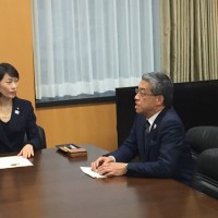丸川珠代東京オリンピック・パラリンピック担当大臣（左）と大西洋三越伊勢丹HD社長