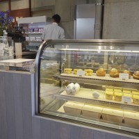 PATHのオーナーパティシェ後藤裕一が監修したサンドイッチ、ブリオッシュ、プリンなどを提供する「エッグスタンド」