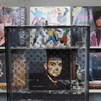 キム・ジョーンズと藤原ヒロシのプライベートレコードコレクションを展示した「ミュージック・ルーム」