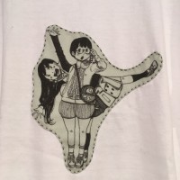 『デッドデッドデーモンズデデデデデストラクション』×「武蔵野縫製」門出とおんたんのT シャツのT シャツ（7,630円）