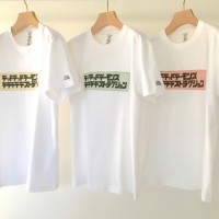 『デッドデッドデーモンズデデデデデストラクション』×「武蔵野縫製」ロゴのT シャツ（全3色/各7,630円）