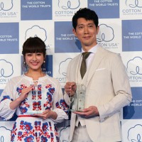 「コットン USA アワード2017（COTTON　USA AWARD 2017）」を受賞した俳優の佐々木蔵之介と女優の平祐奈