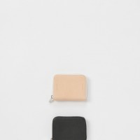 square zip purse（各2万8,000円）
