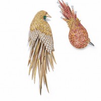 18Kイエローゴールドの鳥のブローチ（左）と、ラウンドカットのレッド・ピンク・スピネルをセットした鳥のブローチ（右）