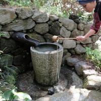 庭師により造られた「慈慈の邸」の日本庭園には水琴窟があります。デコさんがその音色を響かせてくれました