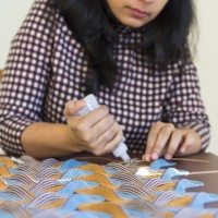 紙とは思えない立体タペストリー。緻密過ぎる、インド人アーティストによる「Place for prayer」プロジェクト