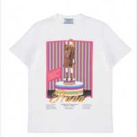 Prada Poster Girl Tシャツ（刺繍入り/8万2,000円）