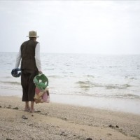 石垣島のビーチでゴミを拾うヨーガン レール