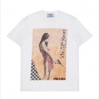 Prada Poster Girl Tシャツ（刺繍入り/6万4,000円）