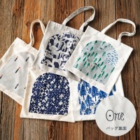 ONE tote bag (candle、life puzzle、one day、 metsä、kaleidoscope) 各 3,300 円 (ポリエステル(リサイクルポリエステル使 用）・W38×H40 ㎝、ハンドル長さ 57 ㎝)