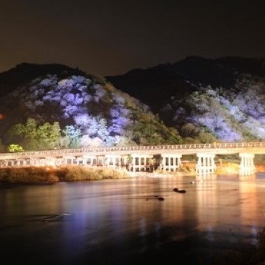 京都・嵐山花灯路14日より開催。渡月橋や竹林など嵐山を幻想的にライトアップ