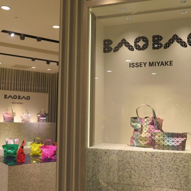 BAO BAO ISSEY MIYAKE、色が変化するバッグ再登場。新宿伊勢丹に限定ショップオープン