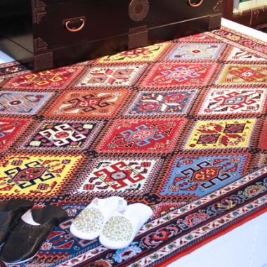 新宿伊勢丹、ペルシャ絨毯の伝統美を紹介。サヘル・ローズトークショーも