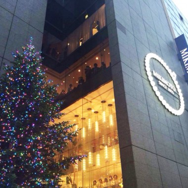 ミキモト銀座本店、最後のクリスマスツリー点灯。LED6500個＆ネックレスオブジェ輝く