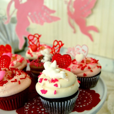 マグノリアベーカリーのバレンタイン。ハートや愛の言葉がトッピングされた4種の限定カップケーキ