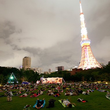 夜の東京タワー下でアウトドア・ヨガ体験、「夏のヨガ祭り」開催