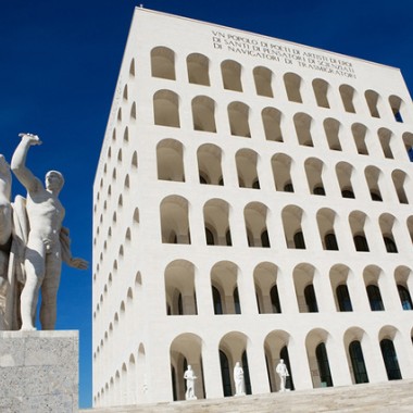 フェンディ、本社をローマの歴史的建造物「イタリア文明宮」に移転。来春までの期間限定で一般公開