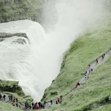 アイスランドの大自然と人との距離感。写真家・ないとうようこの作品展が銀座ソニービルで開催中