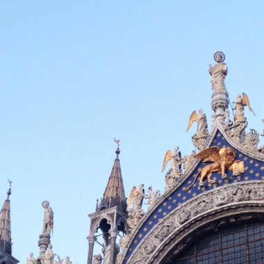 マドモアゼル・シャネルとヴェネチアを結ぶ絆、サンマルコ大聖堂のシンボル獅子と星のモザイク