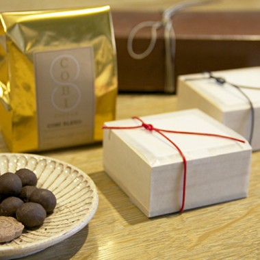 HIGASHIYAのココア落雁&チョコ菓子と、COBI COFFEEがセットになった限定バレンタインボックス