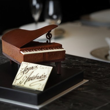 パレスホテル東京が“ミュージックの日”に贈る、繊細すぎるピアノ型のショコラデザート