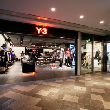 Y-3が表参道ヒルズに国内最大店舗をオープン、限定Tも発売