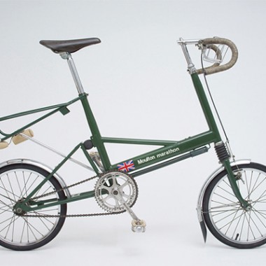 英国製自転車の魅力を探る！開発者モールトン博士の博覧会が青山でスタート