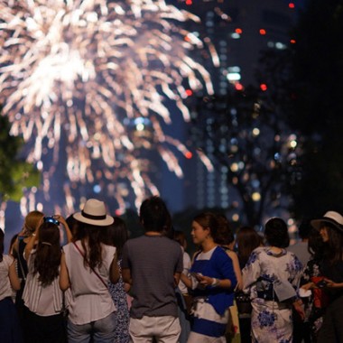 旧大阪市公館で、約4000発の花火を楽しめる「TGOO×TENJIN2016」開催。庭園の芝生スペースが特別解放