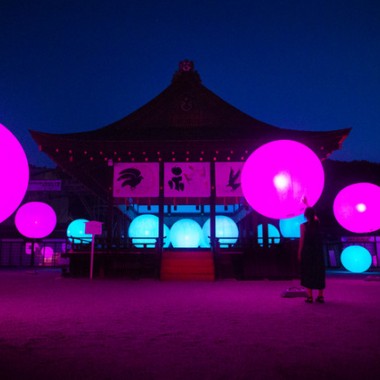 チームラボ、京都・下鴨神社を光のアート空間へ。夜の森に音色が響く