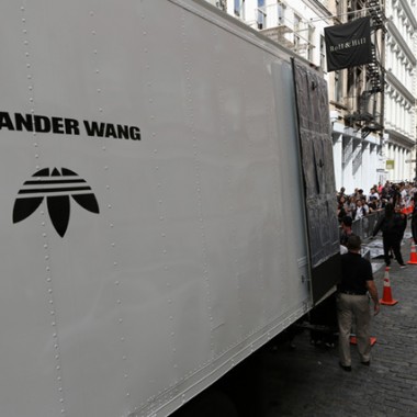 アディダス オリジナルス バイ アレキサンダー ワン、限定アイテムを“ゴミ袋”に入れて販売するトラックが東京に登場