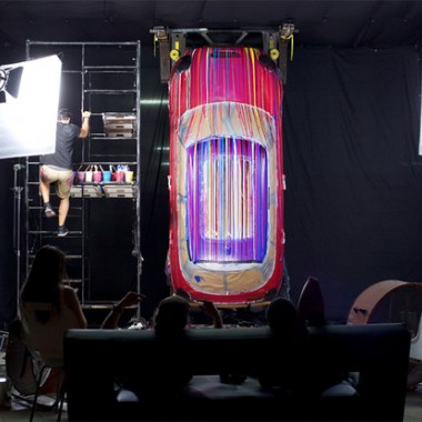 車を“重力”だけで塗装!?アーティストのテオ・ピントが“マニキュア”を用い手掛けた斬新過ぎるミニクーパー