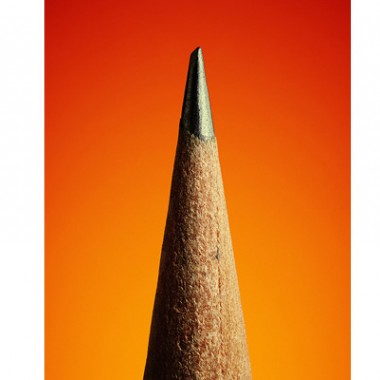 世界的アーティストが使用した“鉛筆”にフォーカスした写真展開催。日本からは、隈研吾や坂本龍一らが参加