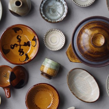 日本各地の民藝の器約350点が集結！器と道具のショップSMLが銀座で“陶器市”を開催