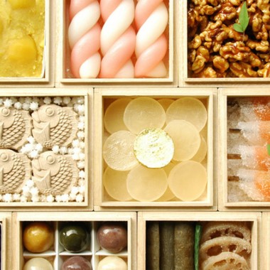 HIGASHIYAから12段の升箱に様々なお菓子を詰めた「お菓子のおせち」
