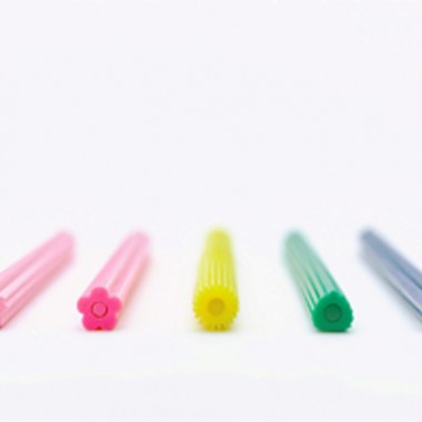 色鉛筆から花びらのような削りかすが生まれる。たんぽぽや桔梗の花をイメージした「花色鉛筆」発売