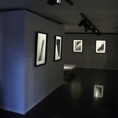 インテリアデザイナー森田恭通がパリで2回目の個展開催。「光と影」を操ったグラフィカルな作品を展示