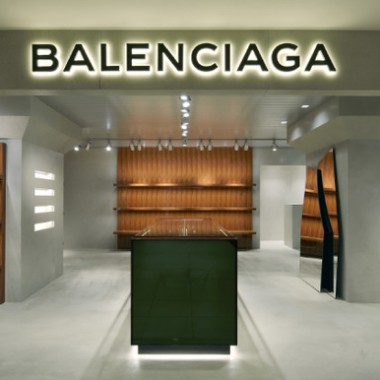 バレンシアガ デムナ・ヴァザリアのディレクションによる関東初のブティックが松屋銀座にオープン