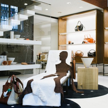 ロエベが新しいホームコレクションをミラノで発表。家具からオブジェ、バッグなど様々に