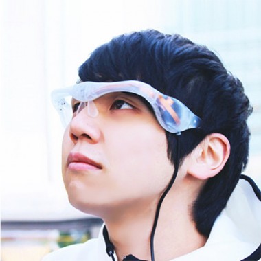 金沢21世紀美術館で“読む”感覚を拡張するメガネ型デバイス「OTON GLASS」を展示