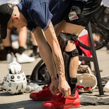 クリスチャン ルブタンが新作メンズスニーカーをバイク・ポロ競技で発表【ピッティ・ウオモ92】