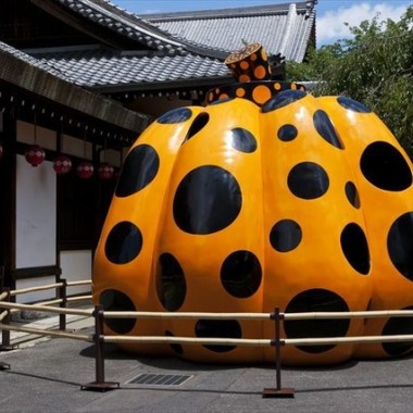 南瓜が祇園に！草間彌生展が京都・フォーエバー現代美術館で開催中、81作品を公開