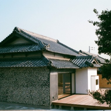 皆川明がディレクションする⼀棟貸しの宿「ウミトタ」が豊島に誕生。内装にミナ ペルホネンのファブリックなど